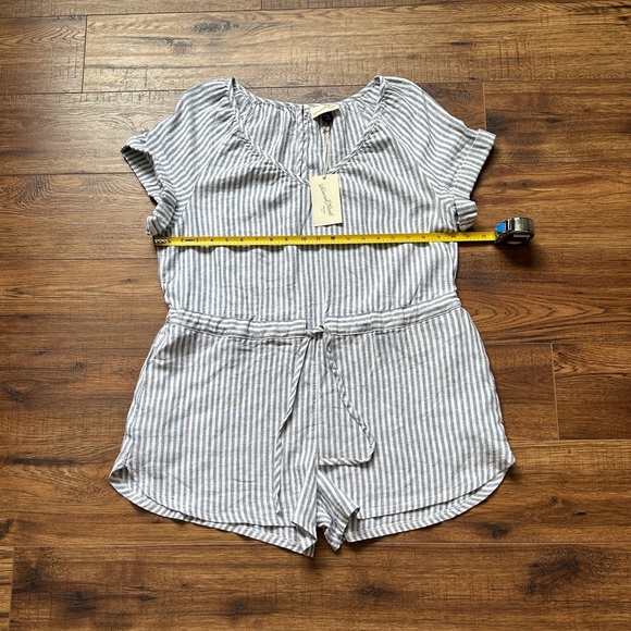 Universal Thread Women's Striped Short Sleeve Romper Size Medium NWT - Picture 5 of 11